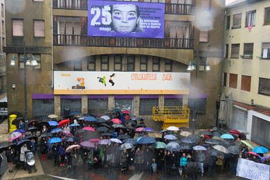 Cientos de personas desafían al mal tiempo para dar pasos contra la violencia machista