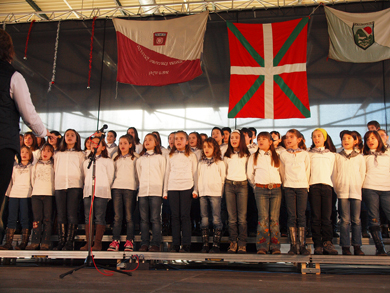 Sei talde eta ikastetxeetako kantariak izango dira gaur Gabon Kanten Jaialdian