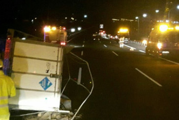 Corte en la AP-8 tras el vuelco de un remolque de ganado