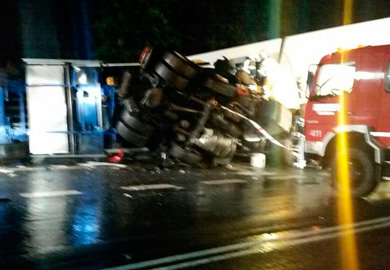Dos heridos graves tras chocar dos camiones en Autzagane
