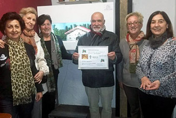El belén de Luis Ibáñez aporta 1.000 euros para la Asociación contra el Cáncer de Durango