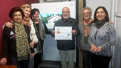 El belén de Luis Ibáñez aporta 1.000 euros para la Asociación contra el Cáncer de Durango
