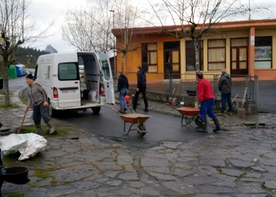 Auzolanean konpondu dituzte Apatako eliza ostea eta eskola ingurua