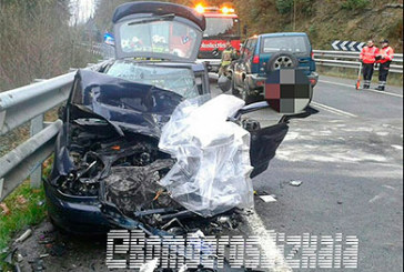 Tres heridos en un choque frontal en Trabakua