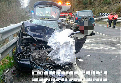 Tres heridos en un choque frontal en Trabakua