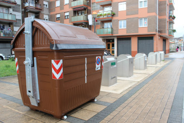 16 edukiontzi eta autokonposterako 76 kitekin abiatu da Elorrion organikoen bilketa selektiboa