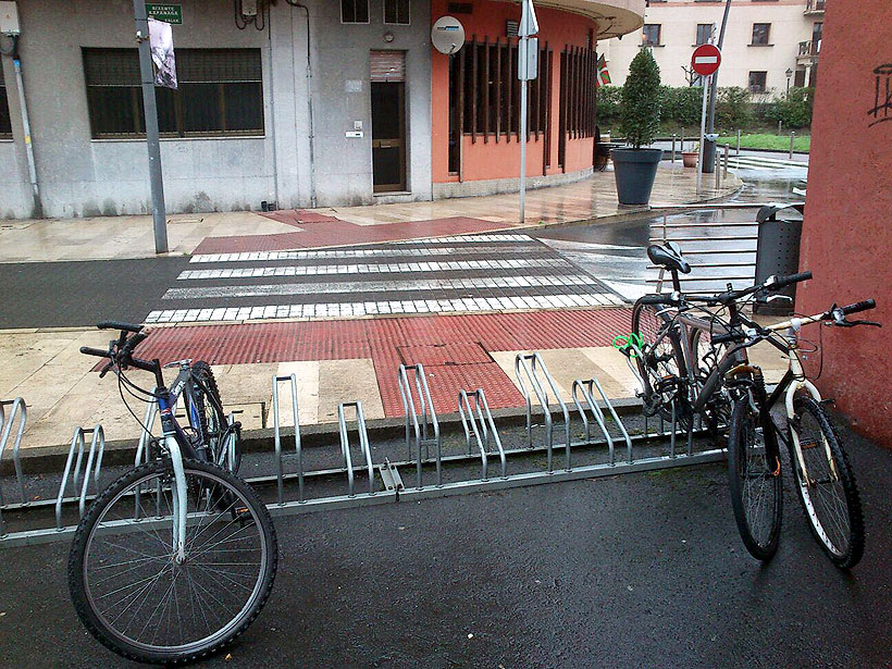 El Ayuntamiento de Iurreta instala más aparcabicicletas dentro de su apuesta por la movilidad sostenible
