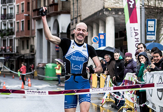 Oier Ariznabarreta repite triunfo en el duatlón de Eibar