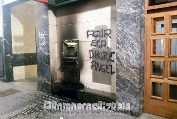 Incendian una sucursal bancaria y una oficina de telefonía en Amorebieta