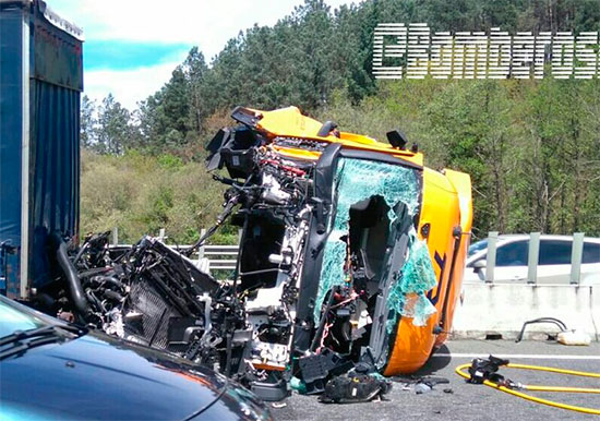 Colas de más de 3 kilómetros en la AP-8 por un accidente entre dos camiones en Amorebieta