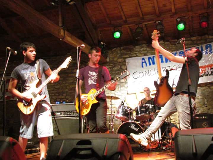 Mendiolan joko du gaur Drug Rockets talde nafarrak.