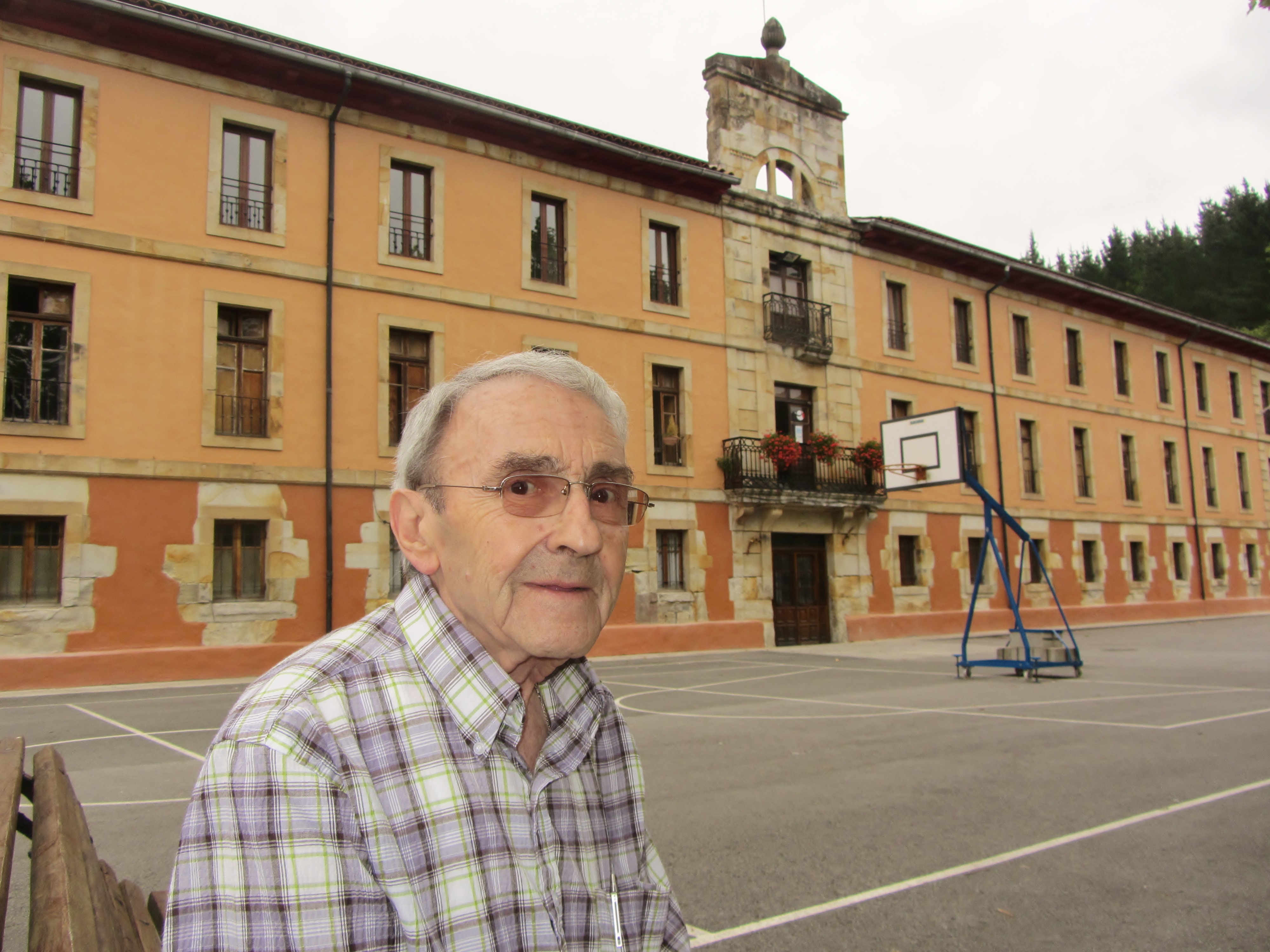 Josean Etxaniz frente al actual colegio Lourdesko Ama.