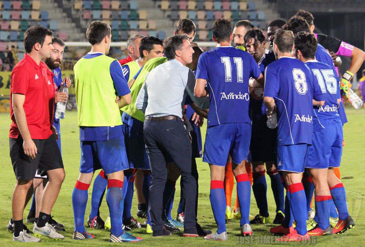 Larrazabal da instrucciones a los jugadores del Amorebieta antes de la prórroga. (Foto: José Jiménez)