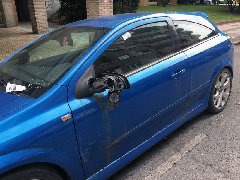 Un coche con verdín y sin placa de matrícula en Iparragirre