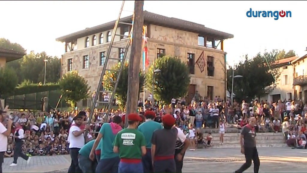 Las dantzaris toman el testigo en el día de San Miguel
