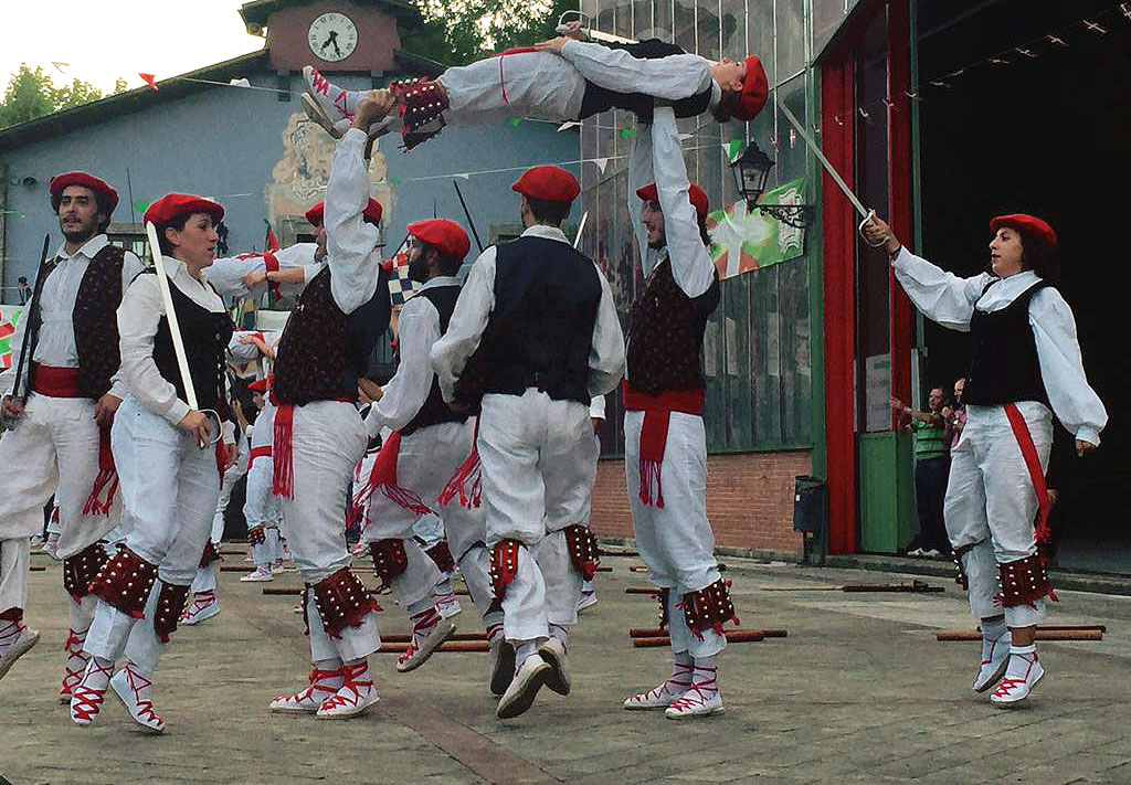 Jesus Uriarteren omenaldia eta ezpatadantzari nesken presentzia nabarmendu dira Izurtzako jaietan