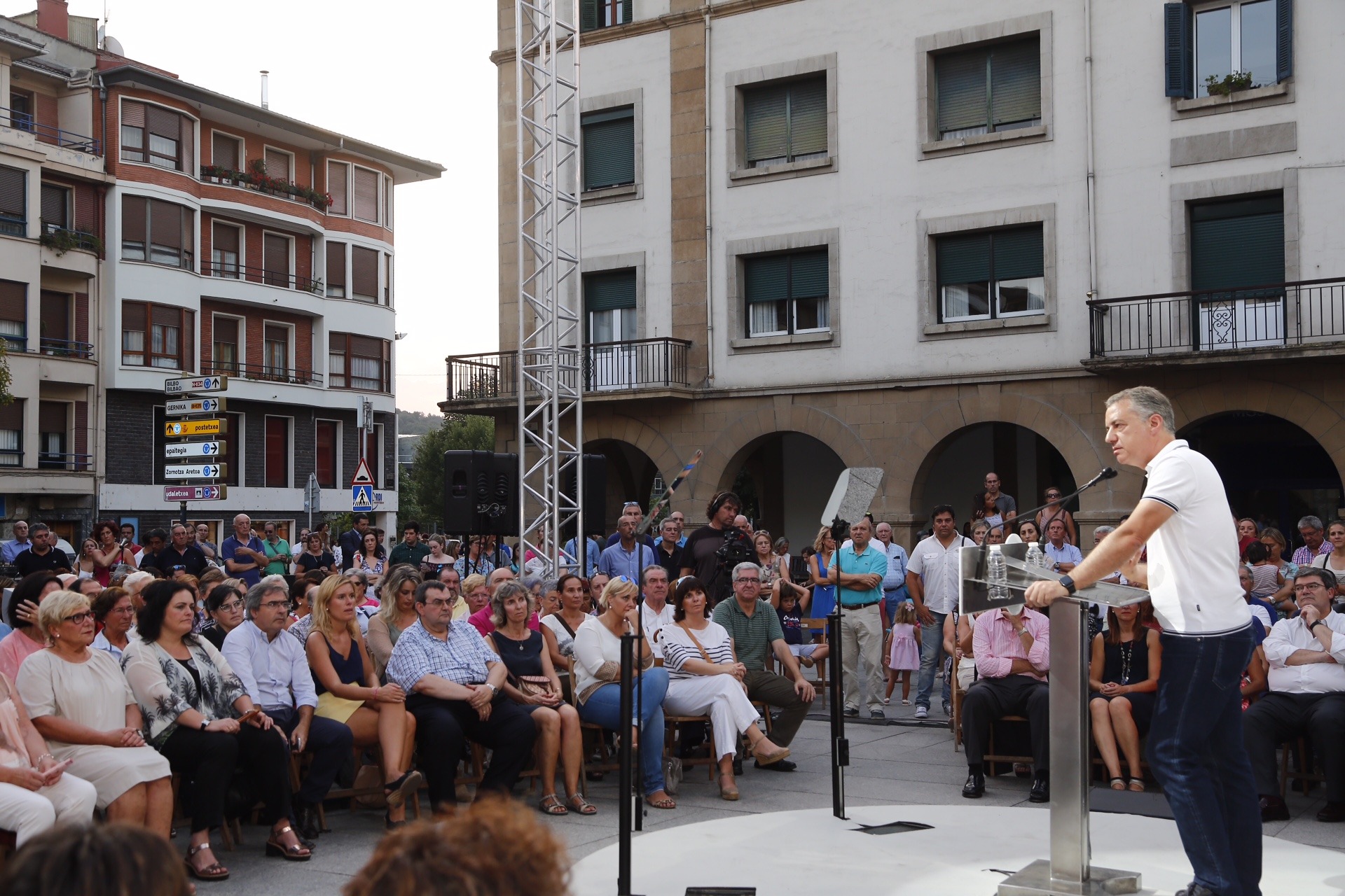 “Me comprometo a incrementar en un 50% las ayudas a las familias”