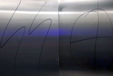 Pintan símbolos fascistas en la puerta del ascensor de la estación