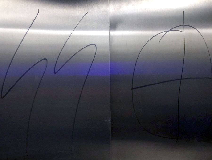 Pintan símbolos fascistas en la puerta del ascensor de la estación