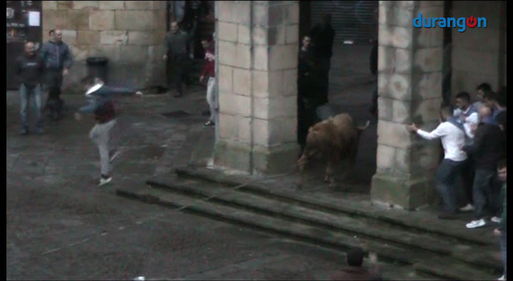 Tres asistencias leves en el primer ‘zezenak dira’ de los ‘sanfaustos’