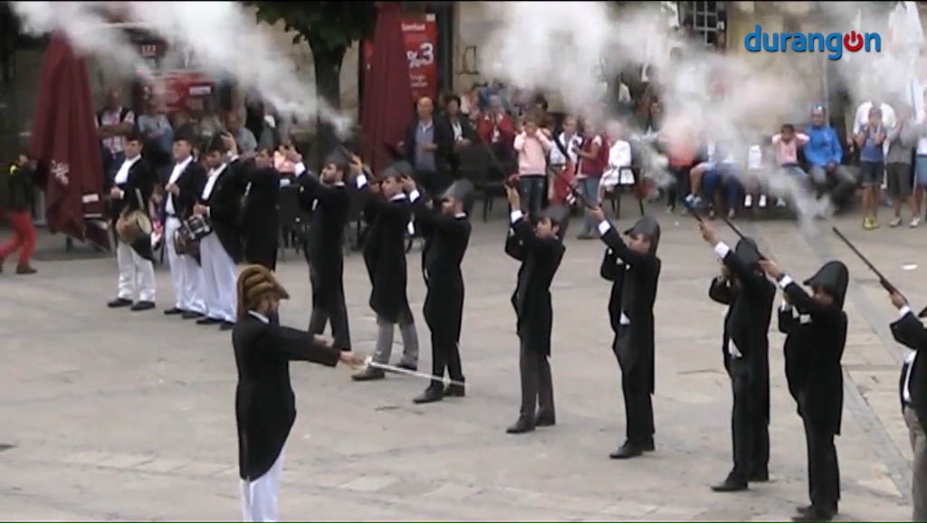 Elorrio revivió con los Errebonbillos el único alarde de armas que se mantiene en Bizkaia