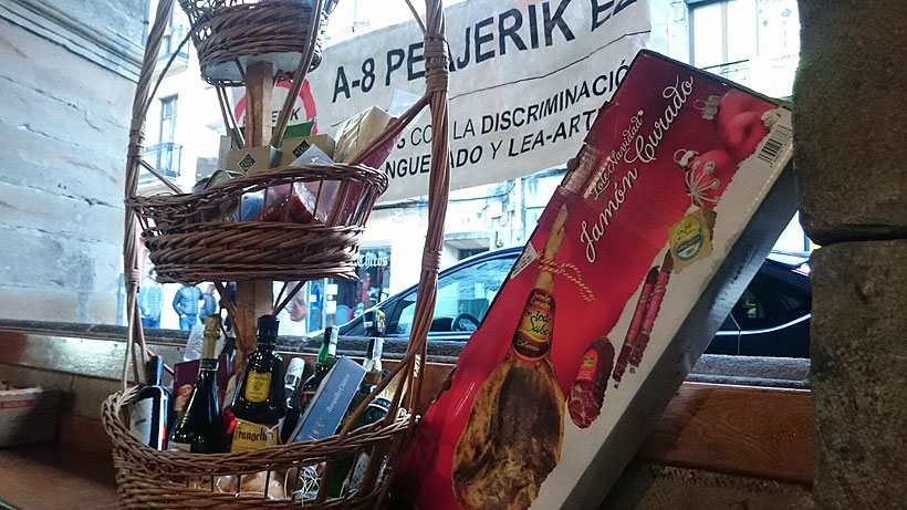 ‘AP-8 Peajerik ez’ dona la cesta de Navidad de su rifa al centro de Cáritas para personas sin hogar