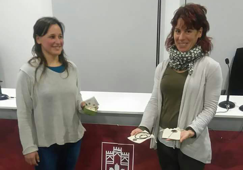 Una hoja de ‘elorri’, una estela de Argiñeta y un juego de mesa serán los souvenires de Elorrio