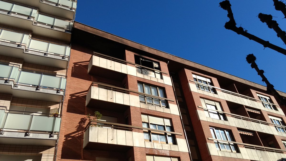 Una vela de la decoración navideña, posible causa del incendio desatado en una vivienda de Tronperri