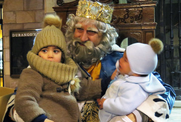La Cabalgata de Reyes llega a Iurreta y Durango con mini caramelos y sin la parada del pórtico