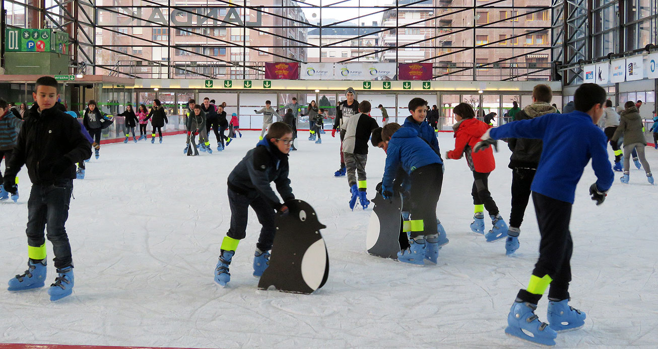 La asociación Dendak Bai canjeará 1.300 entradas para la pista de hielo por tickets de compra