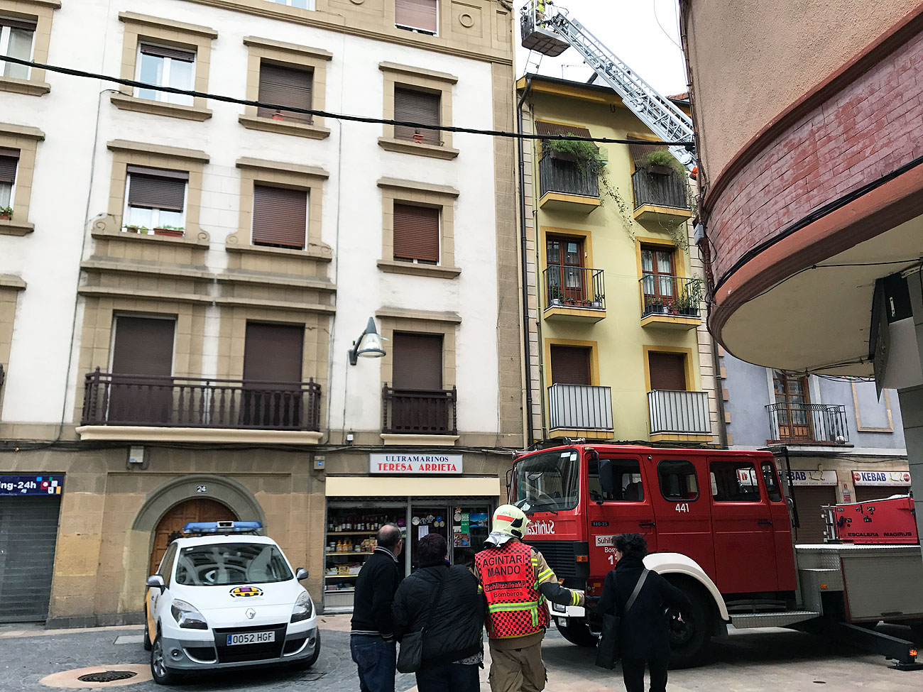 Los bomberos se desplazan a Durango tras caer tejas de un edificio de Goienkale
