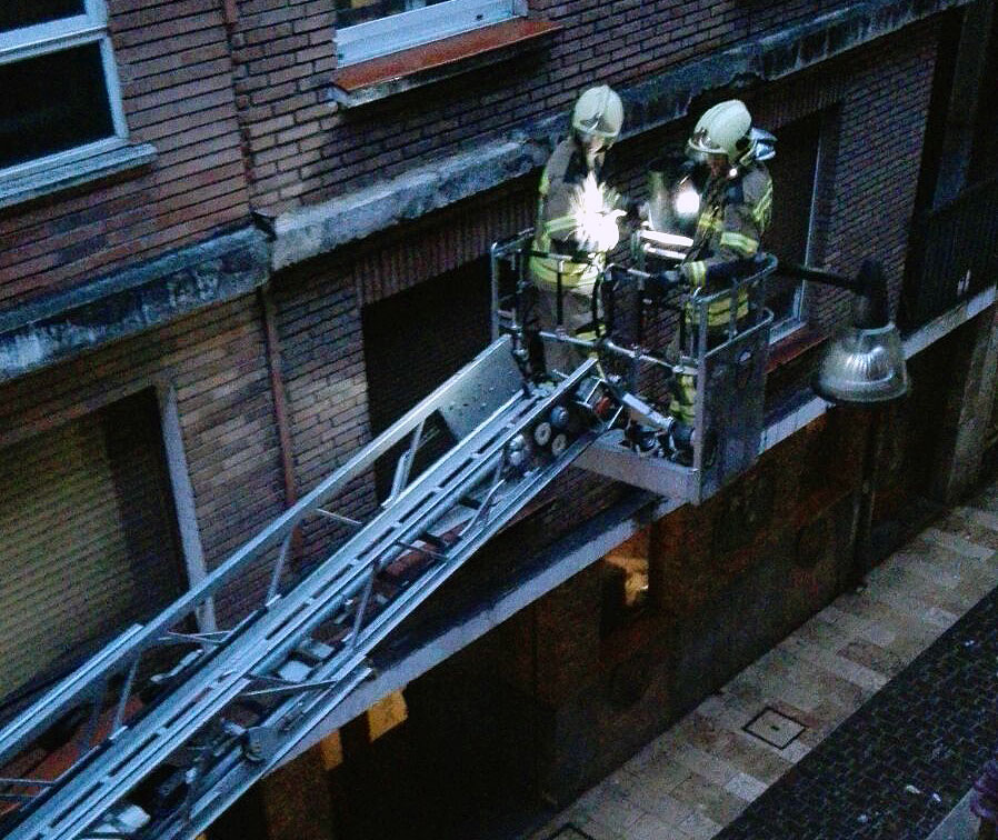 Bomberos sanean la fachada de un edificio de Goienkale tras caer cascotes a la calle