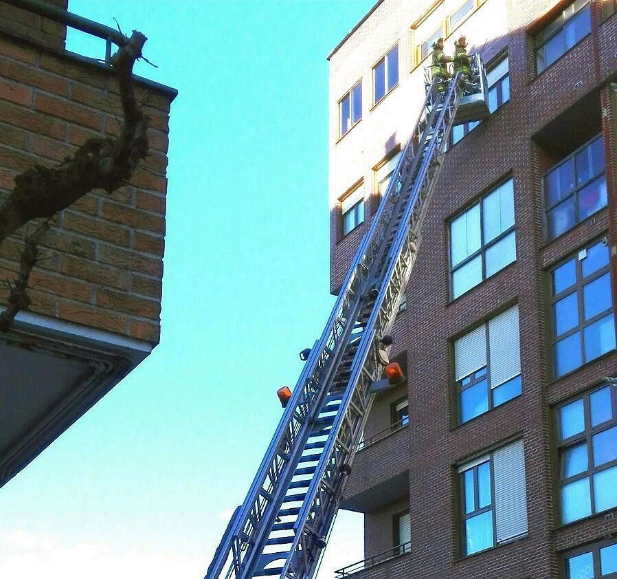 Bomberos sanean una fachada en Durango tras caer cascotes