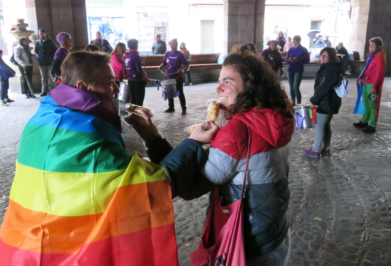 Reparto de bollos y batukada en el Día de la Visibilidad Lésbica