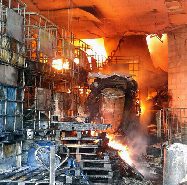 Un incendio de gran magnitud arrasa una empresa de residuos en el polígono Inbisa de Amorebieta