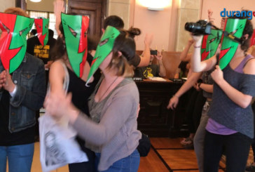Feministas interrumpen el pleno de Durango con un baile y una canción en contra de los agresores