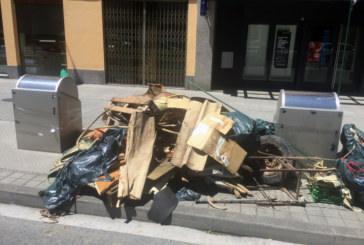 Matienako Gazte Asanbladako kideek auzo erdialdean utzi zuten Zaldua errekan batutako zaborra