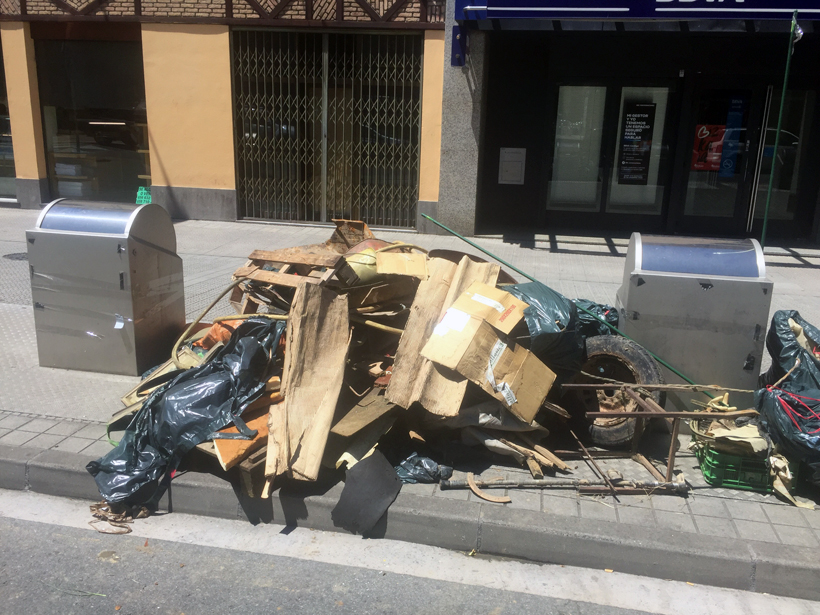 Matienako Gazte Asanbladako kideek auzo erdialdean utzi zuten Zaldua errekan batutako zaborra