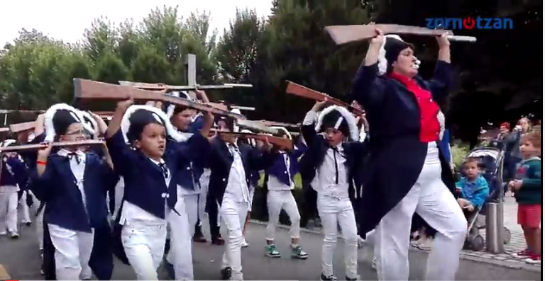 La tamborrada infantil mantiene vivo el espíritu de los Karmenes