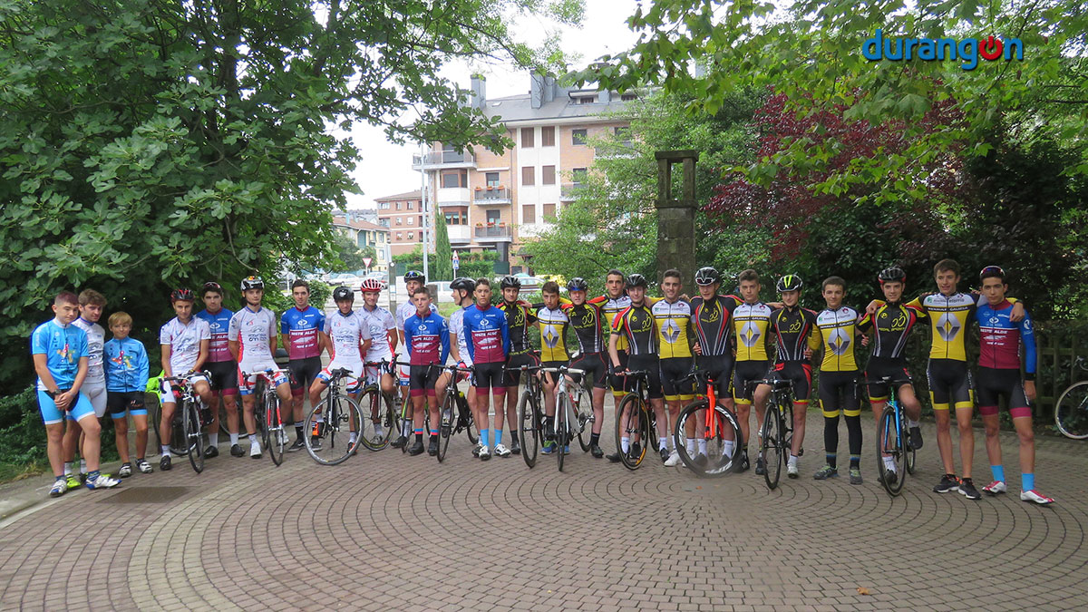 La Duranguesa presenta a los ciclistas ingleses y franceses de su programa de intercambio