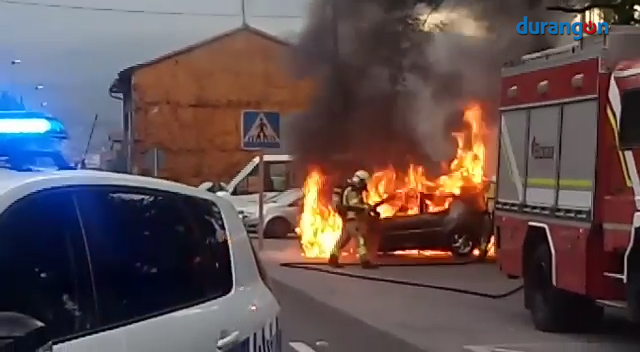 Arde un coche aparcado en la trasera de las piscinas de Tabira
