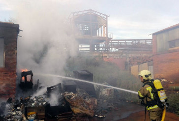 Bomberos de Iurreta sofocan un incendio en una empresa abandonada de Elorrio