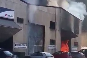 Un incendio obliga a desalojar varias empresas del polígono Goitondo de Mallabia