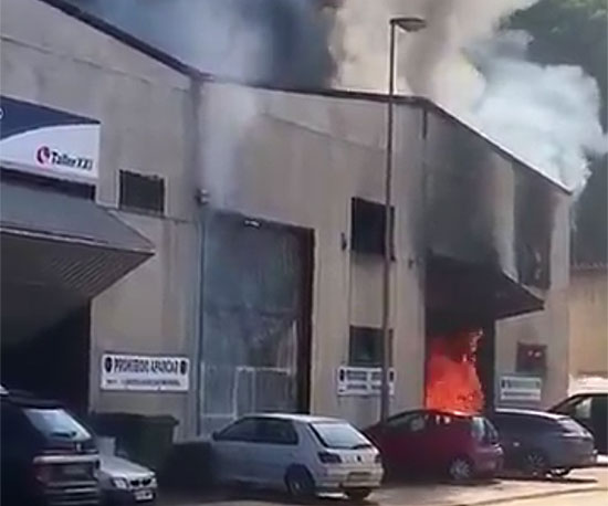 Un incendio obliga a desalojar varias empresas del polígono Goitondo de Mallabia
