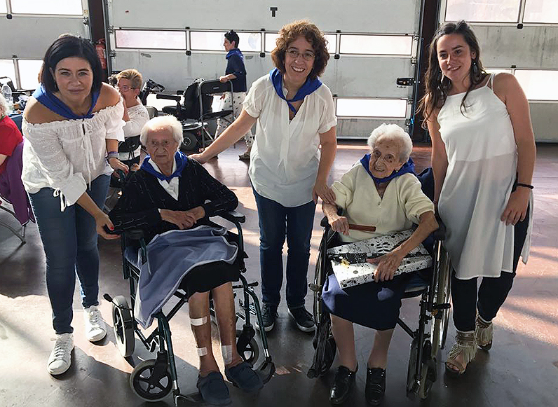 Teresa Rodríguez, de 102 años, y Angel Zuazua, de 96, tampoco quisieron perderse la fiesta