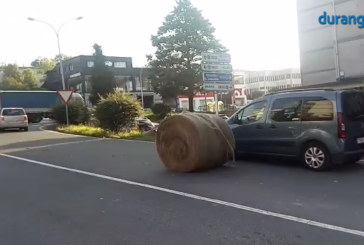 Un tractor pierde un fardo en pleno casco urbano de Abadiño