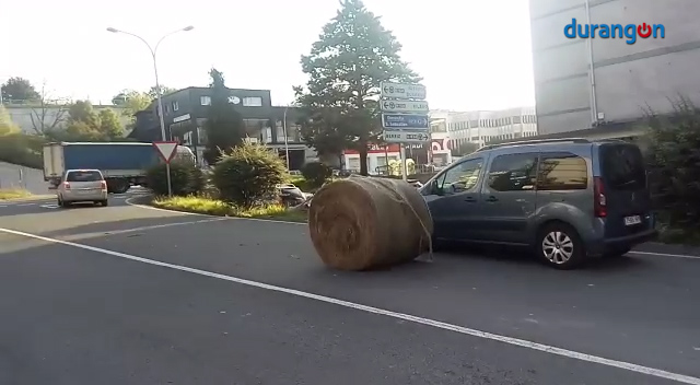 Un tractor pierde un fardo en pleno casco urbano de Abadiño