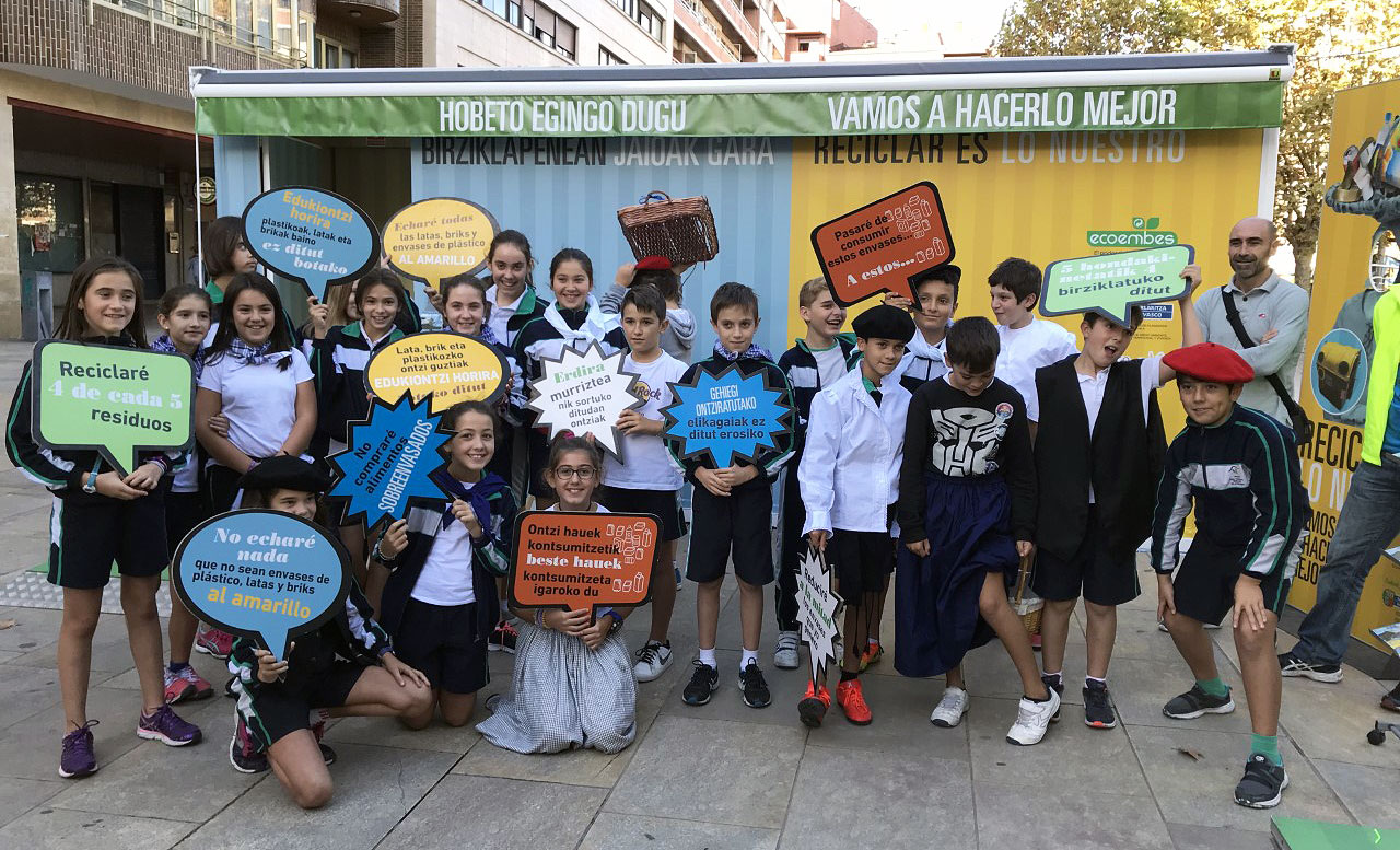 La campaña del Gobierno vasco que explica los beneficios del reciclaje recala en Durango