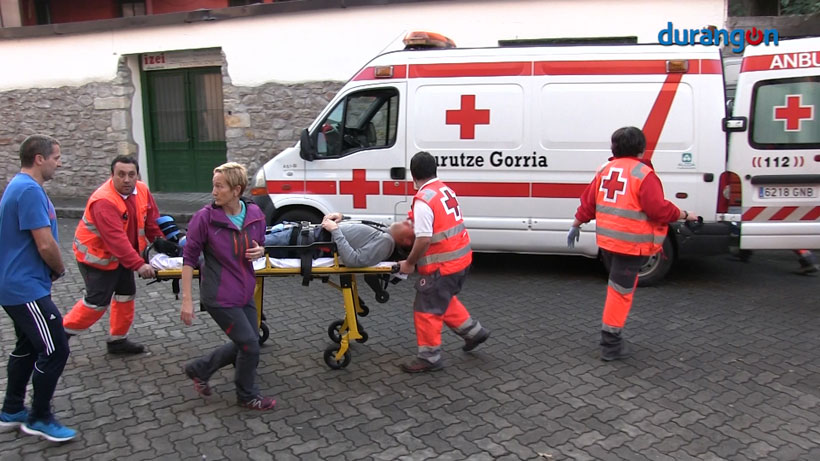 Grave cogida en una ‘zezenak dira’ con dos traslados a Galdakao