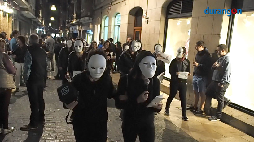 Mujeres sin rostro contra la violencia machista que se denuncia y también contra la que se oculta